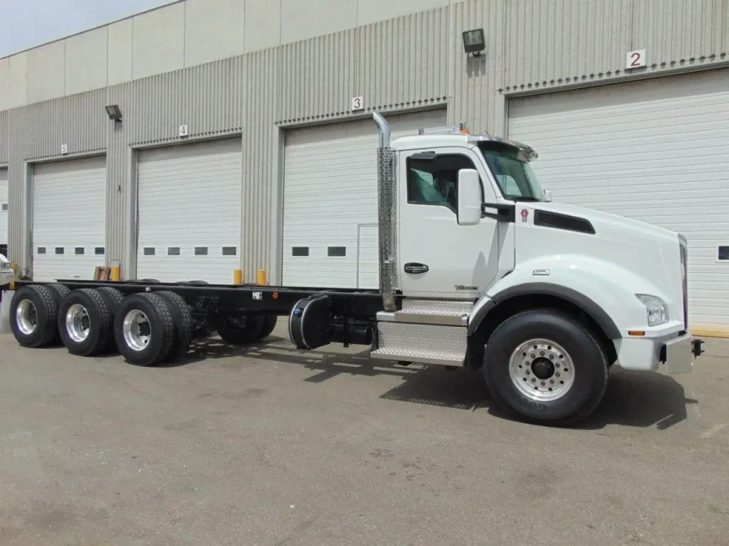 NEW KENWORTH T880 SH TRI DRIVE CHASSIS – 515 hp – AUTO 18spd 1