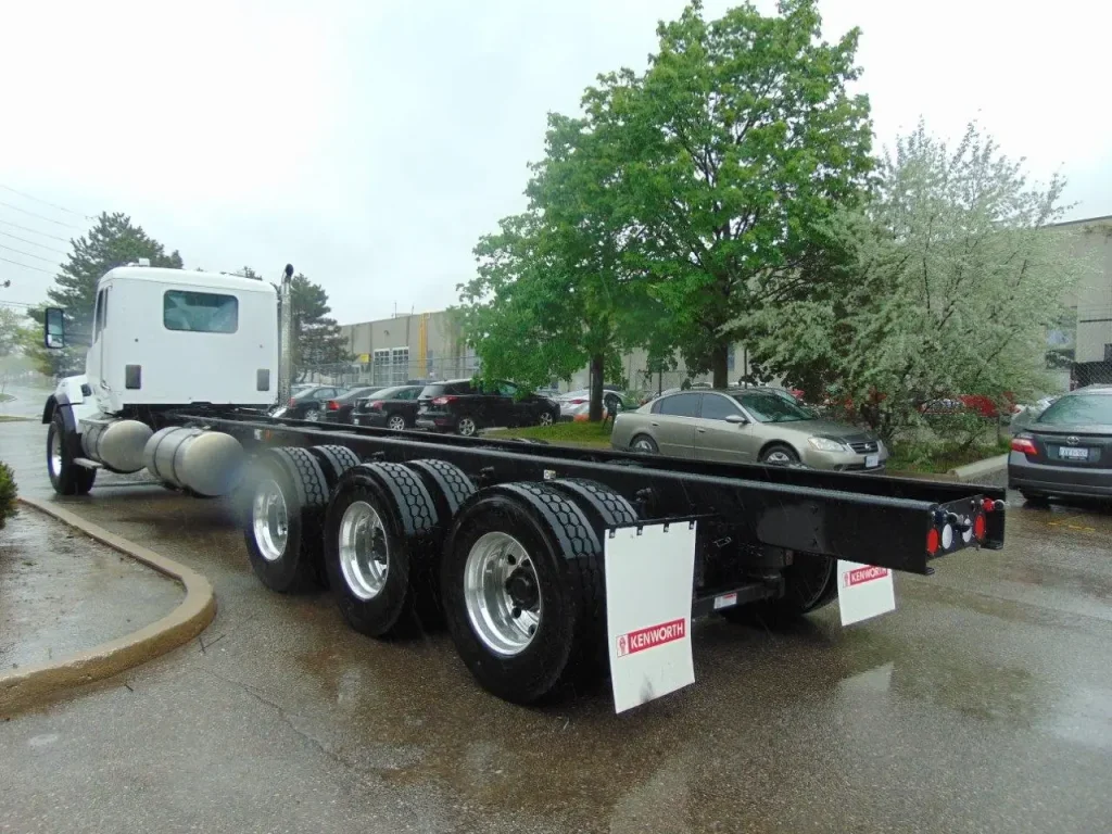 NEW KENWORTH T880 SH TRI DRIVE CHASSIS – 515 hp – AUTO 18spd 10