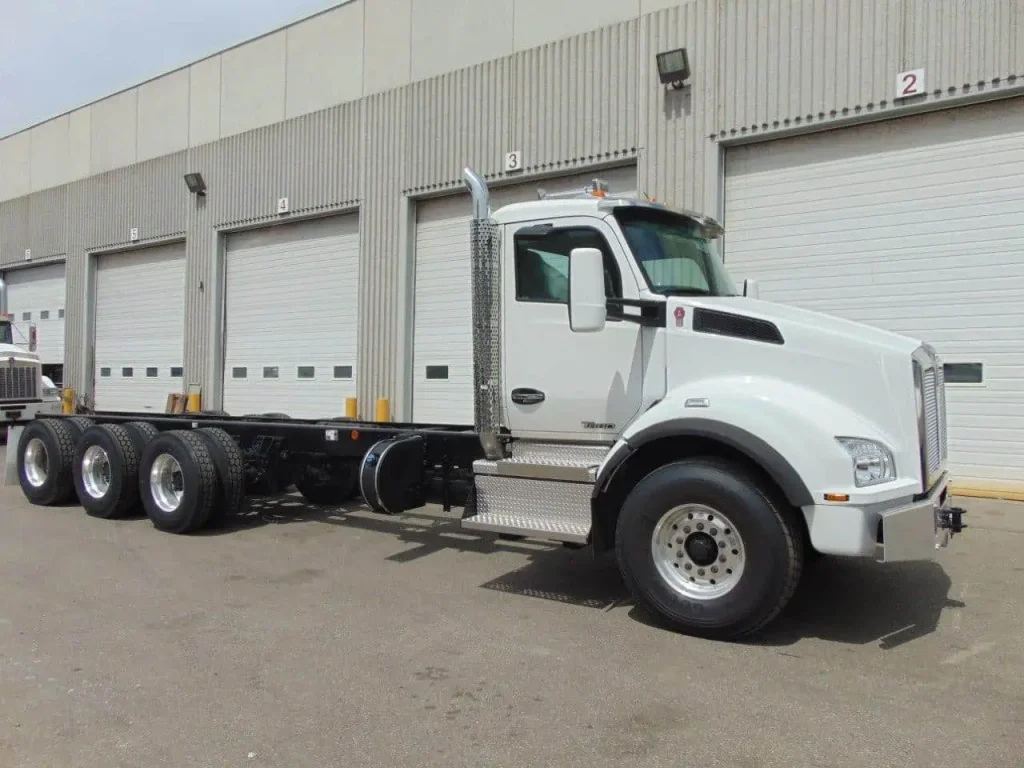 NEW KENWORTH T880 SH TRI DRIVE CHASSIS – 515 hp – AUTO 18spd