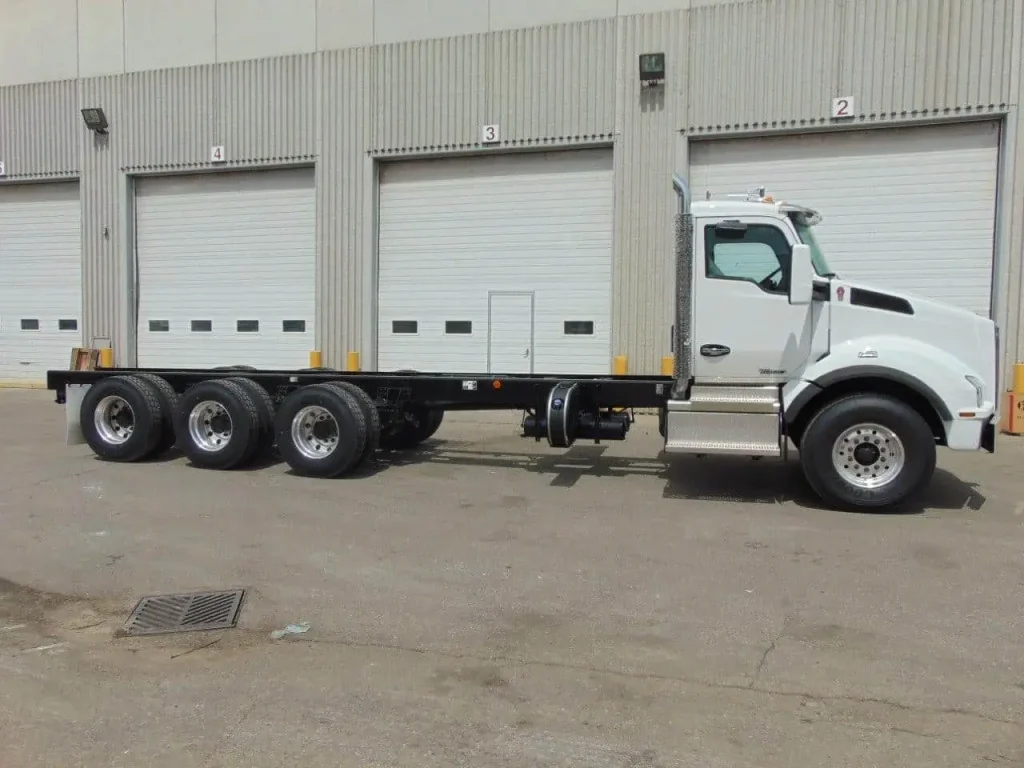NEW KENWORTH T880 SH TRI DRIVE CHASSIS – 515 hp – AUTO 18spd 2
