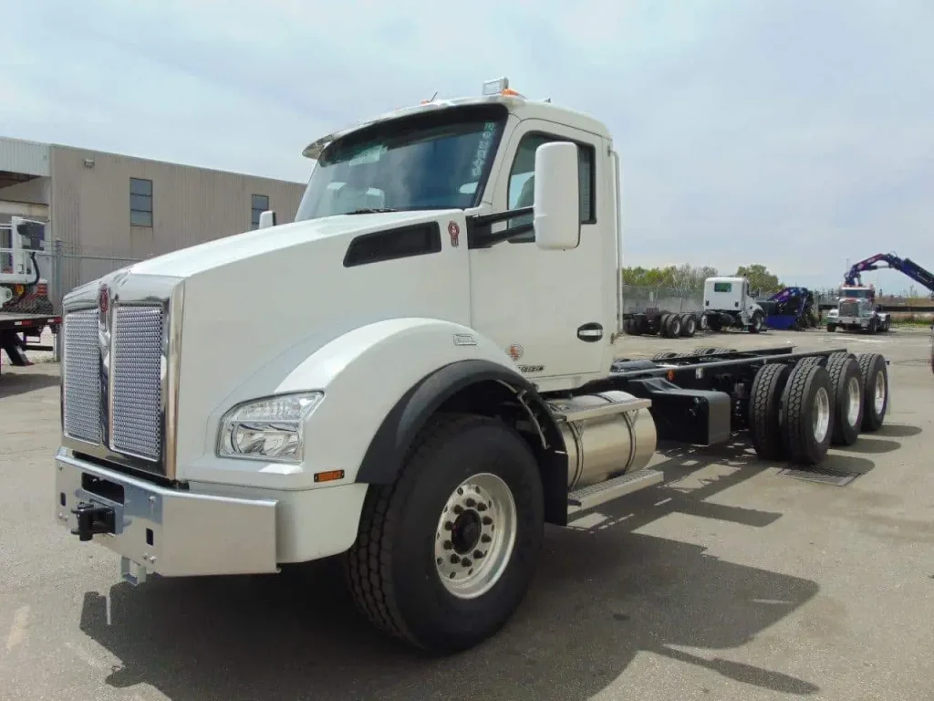 NEW KENWORTH T880 SH TRI DRIVE CHASSIS – 515 hp – AUTO 18spd 4