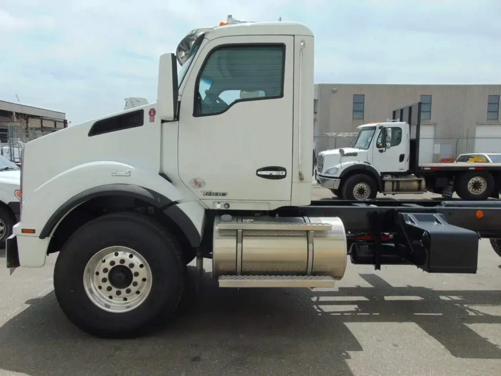 NEW KENWORTH T880 SH TRI DRIVE CHASSIS – 515 hp – AUTO 18spd 5