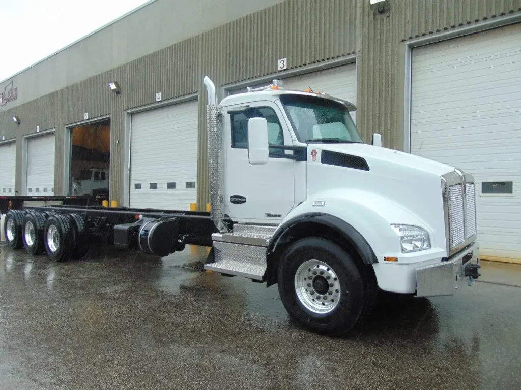 NEW KENWORTH T880 SH TRI DRIVE CHASSIS – 515 hp – AUTO 18spd 6