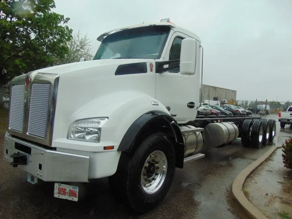 NEW KENWORTH T880 SH TRI DRIVE CHASSIS – 515 hp – AUTO 18spd 7