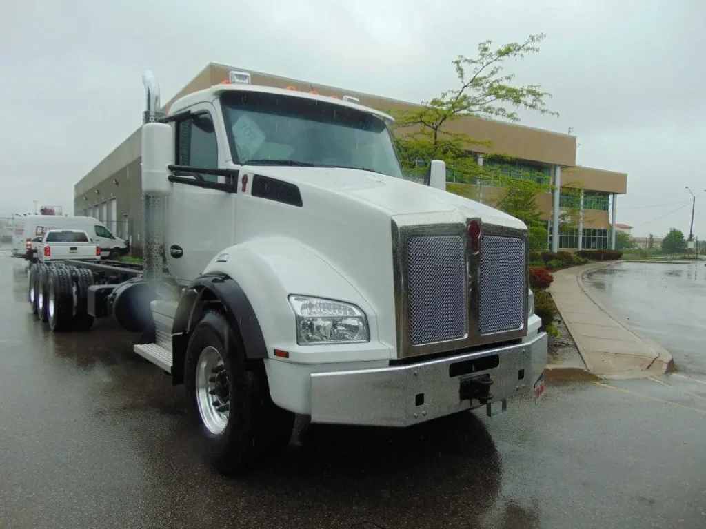 NEW KENWORTH T880 SH TRI DRIVE CHASSIS – 515 hp – AUTO 18spd 8
