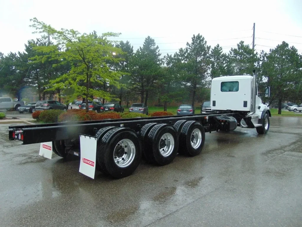 NEW KENWORTH T880 SH TRI DRIVE CHASSIS – 515 hp – AUTO 18spd 9