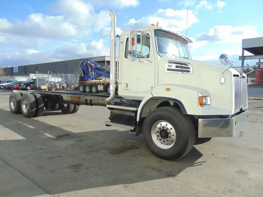 NEW WESTERN STAR 4700 CAB & CHASSIS – 505 HP 3