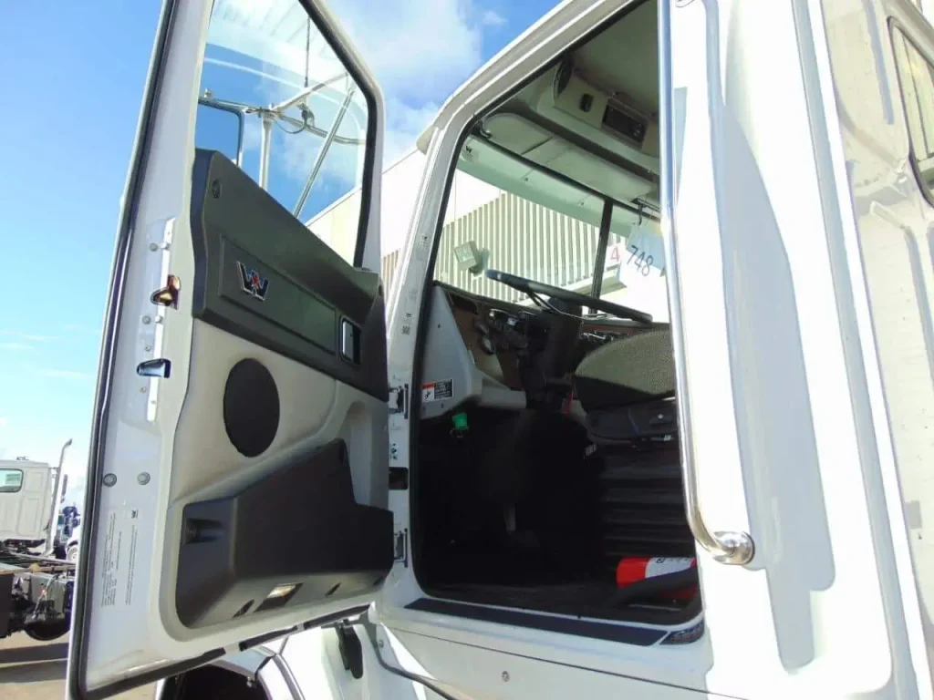NEW WESTERN STAR 4700 CAB & CHASSIS – 505 HP 4