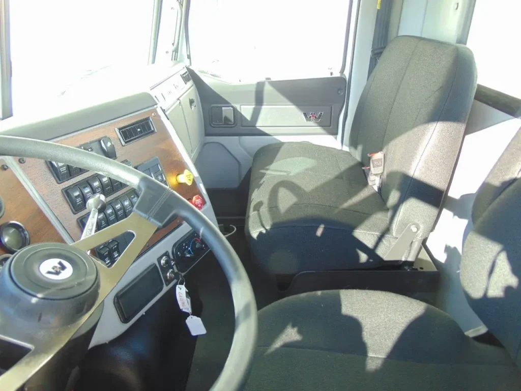 NEW WESTERN STAR 4700 CAB & CHASSIS – 505 HP 6