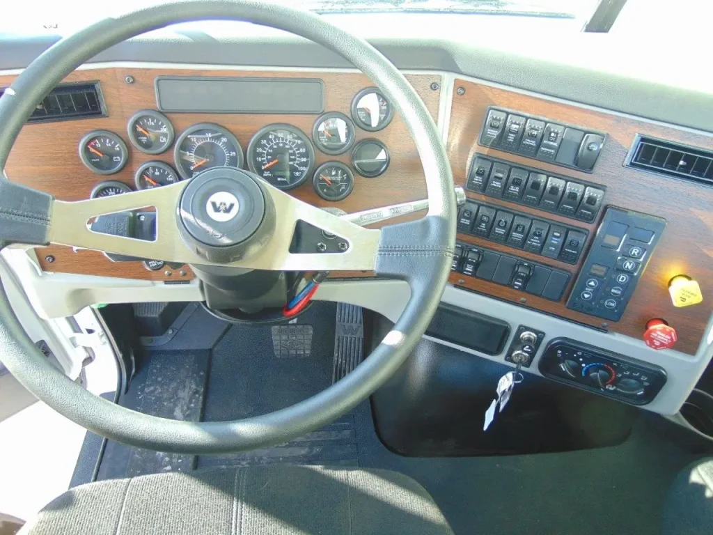 NEW WESTERN STAR 4700 CAB & CHASSIS – 505 HP 7