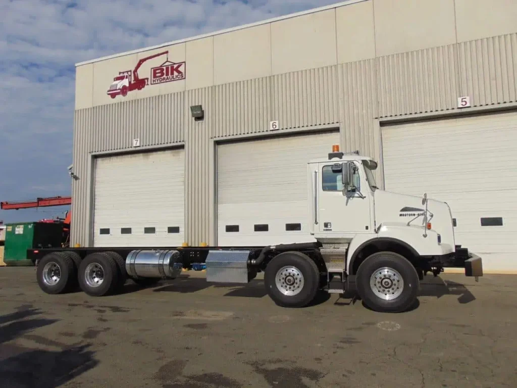 NEW WESTERN STAR 4800 TA TA CHASSIS – DD13 500 HP – AUTO 18 SPD 1