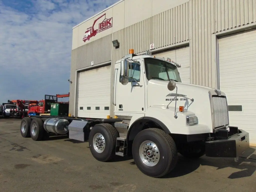 NEW WESTERN STAR 4800 TA TA CHASSIS – DD13 500 HP – AUTO 18 SPD main
