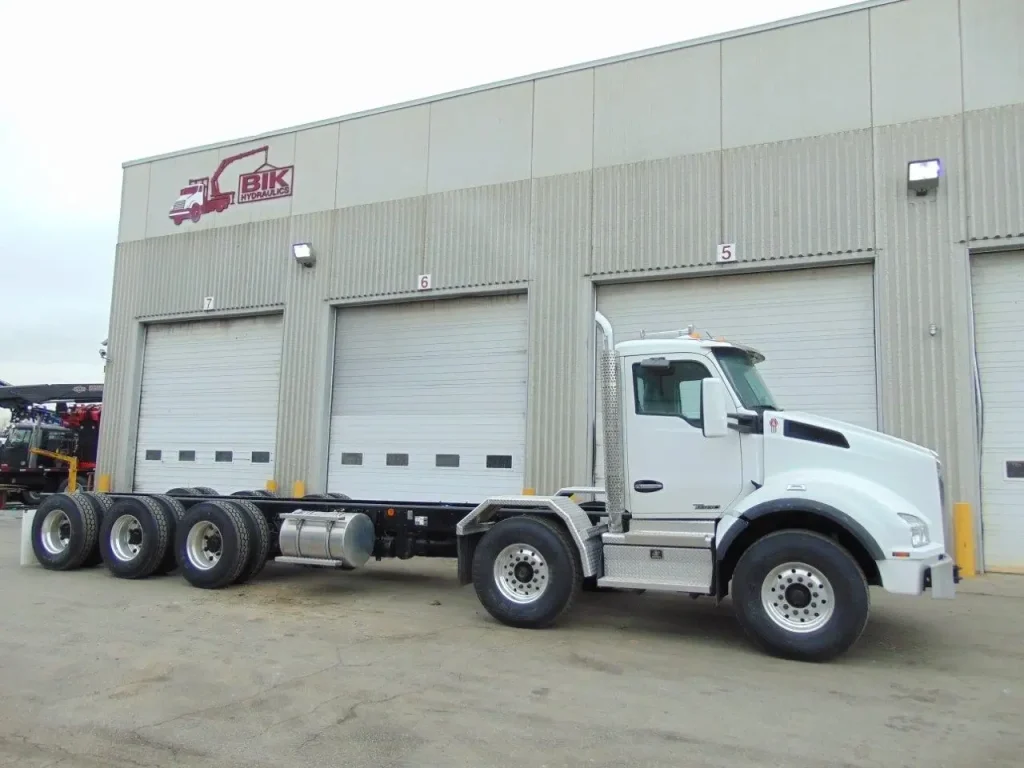 NEW – KW T880  STEER – TRIDRIVE CHASSIS – 525 HP PACCAR, AUTO 18 SPD 1