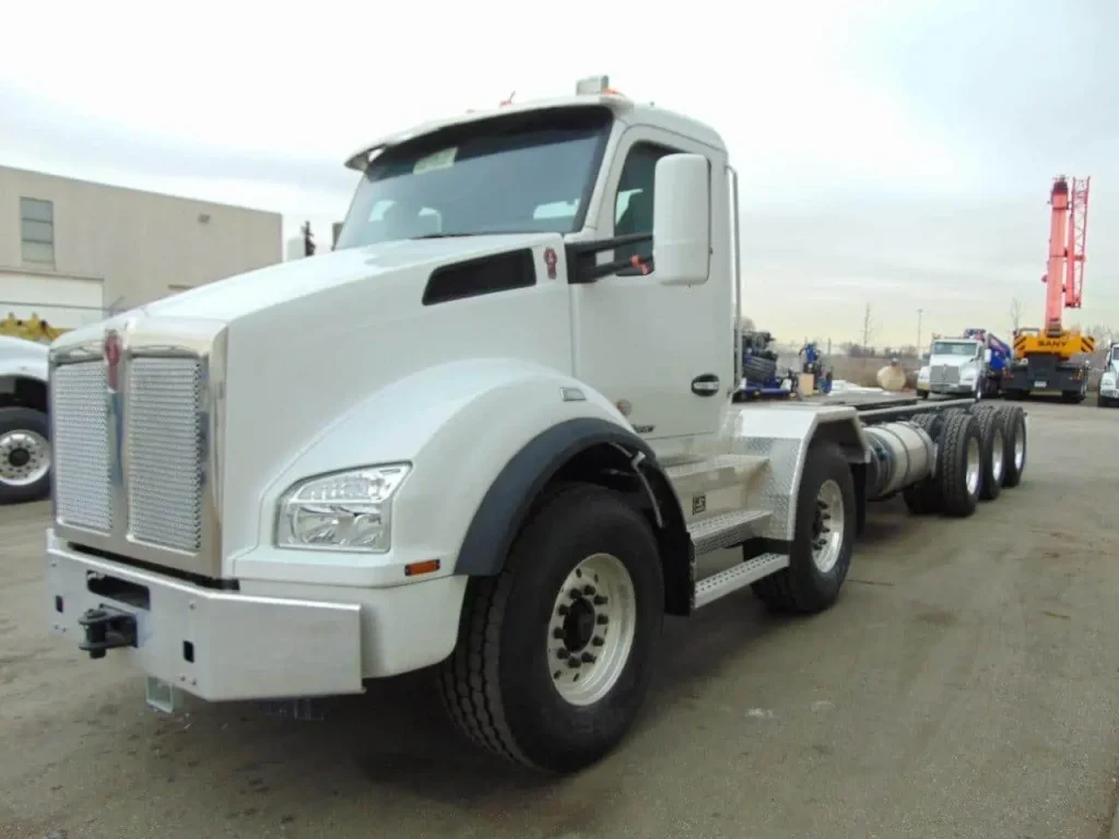 NEW – KW T880  STEER – TRIDRIVE CHASSIS – 525 HP PACCAR, AUTO 18 SPD 3