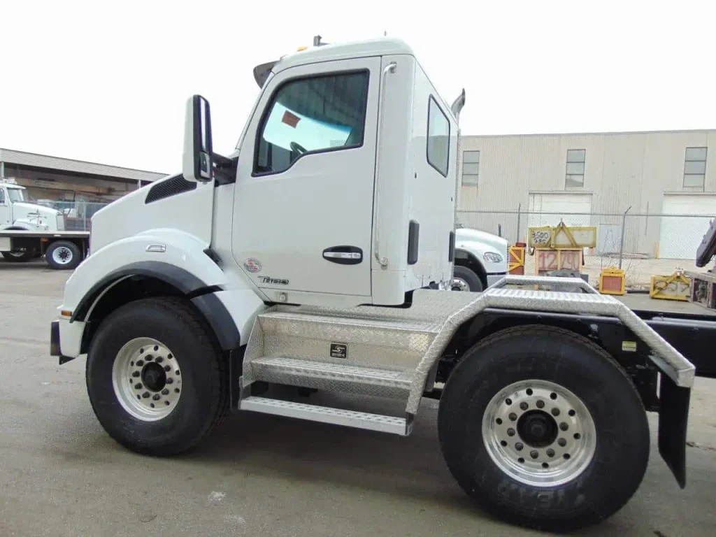 NEW – KW T880  STEER – TRIDRIVE CHASSIS – 525 HP PACCAR, AUTO 18 SPD 4