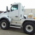 NEW – KW T880  STEER – TRIDRIVE CHASSIS – 525 HP PACCAR, AUTO 18 SPD 4