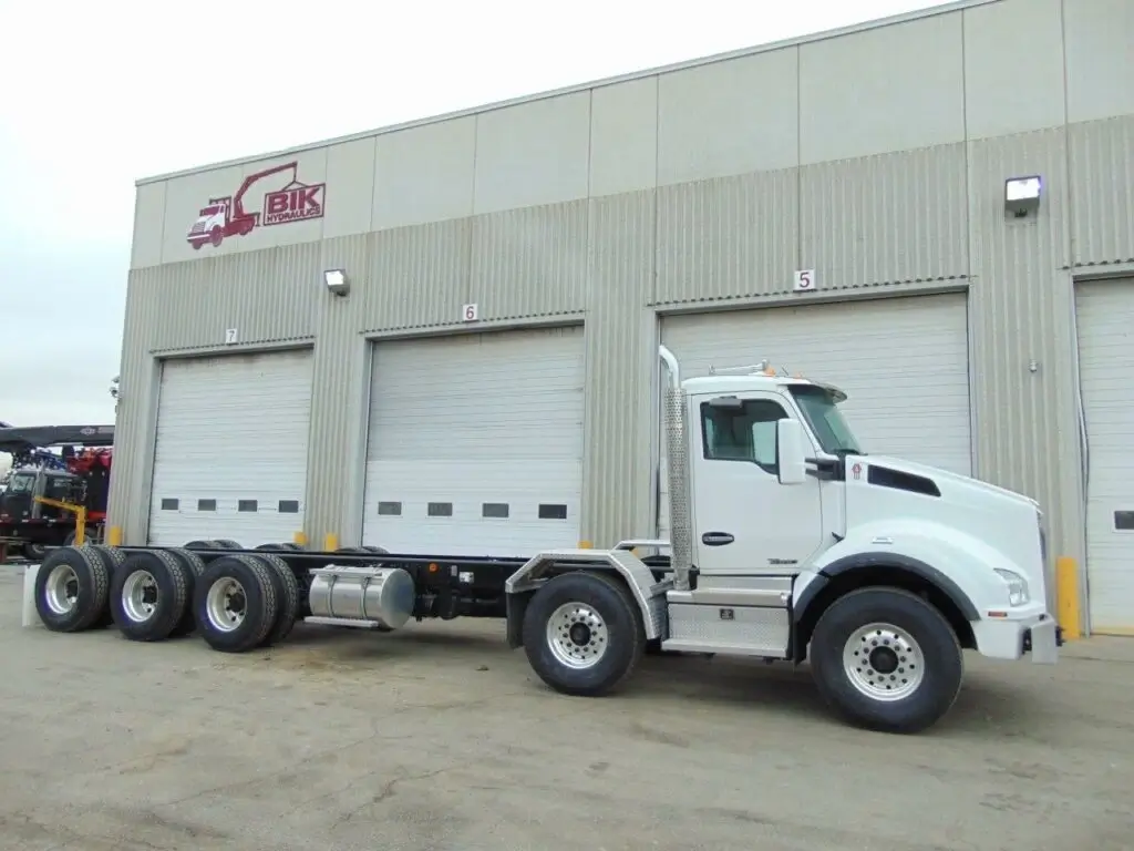 NEW – KW T880 STEER – TRIDRIVE CHASSIS – 525 HP PACCAR, AUTO 18 SPD main