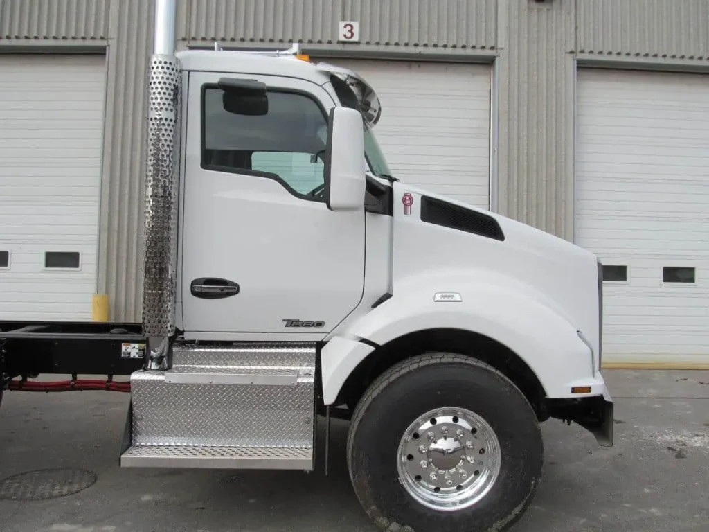 NEW – KW T880 TRI AXLE (ONTARIO SPEC) CHASSIS – 485 HP PACCAR – AUTO 18 SPD 1