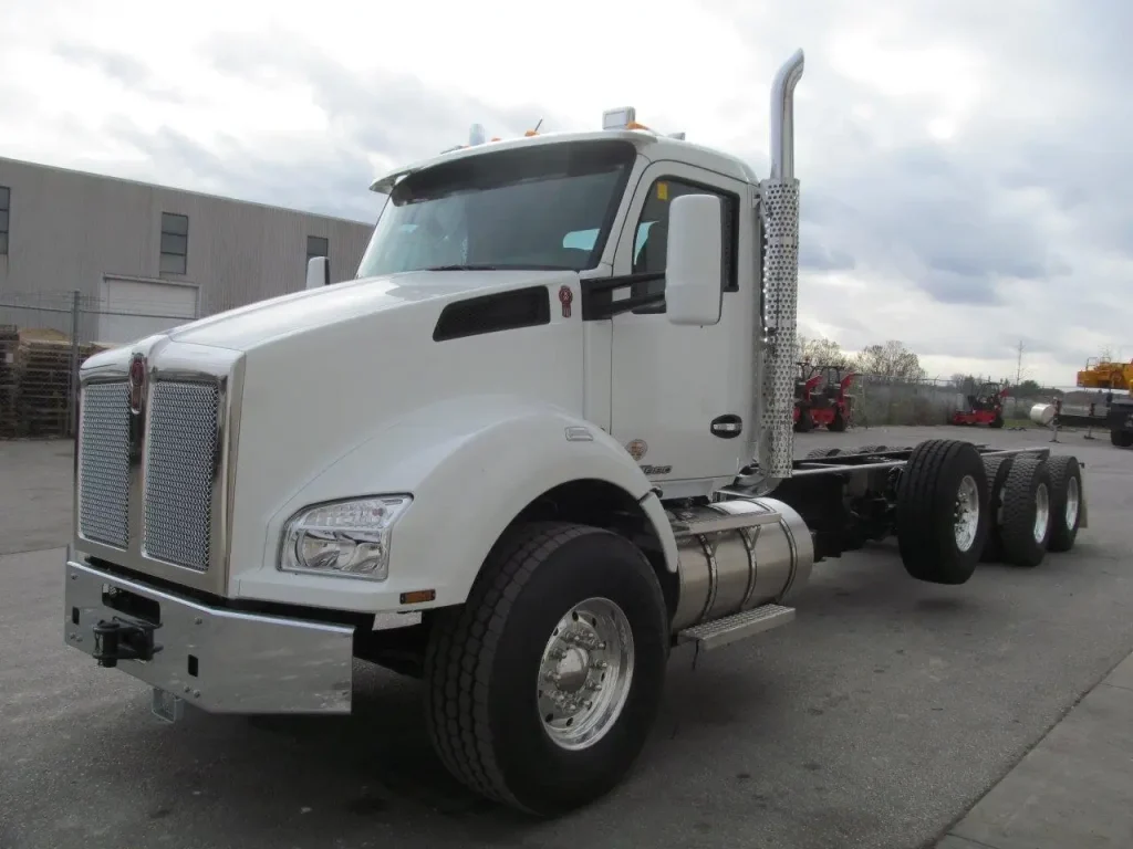 NEW – KW T880 TRI AXLE (ONTARIO SPEC) CHASSIS – 485 HP PACCAR – AUTO 18 SPD 3