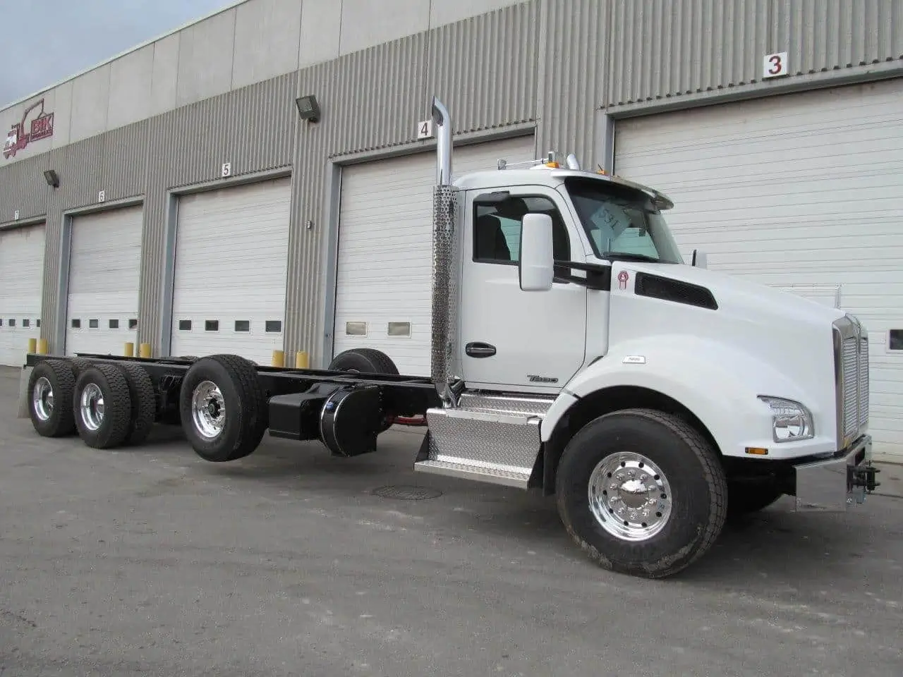 NEW – KW T880 TRI AXLE (ONTARIO SPEC) CHASSIS – 485 HP PACCAR – AUTO 18 SPD main