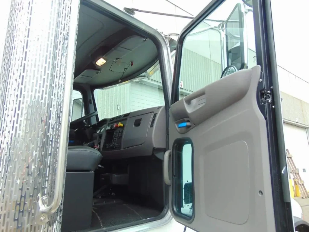 NEW – PETERBILT 348 CHASSIS – CUMMINS 390 HP – AUTO 8LL 6