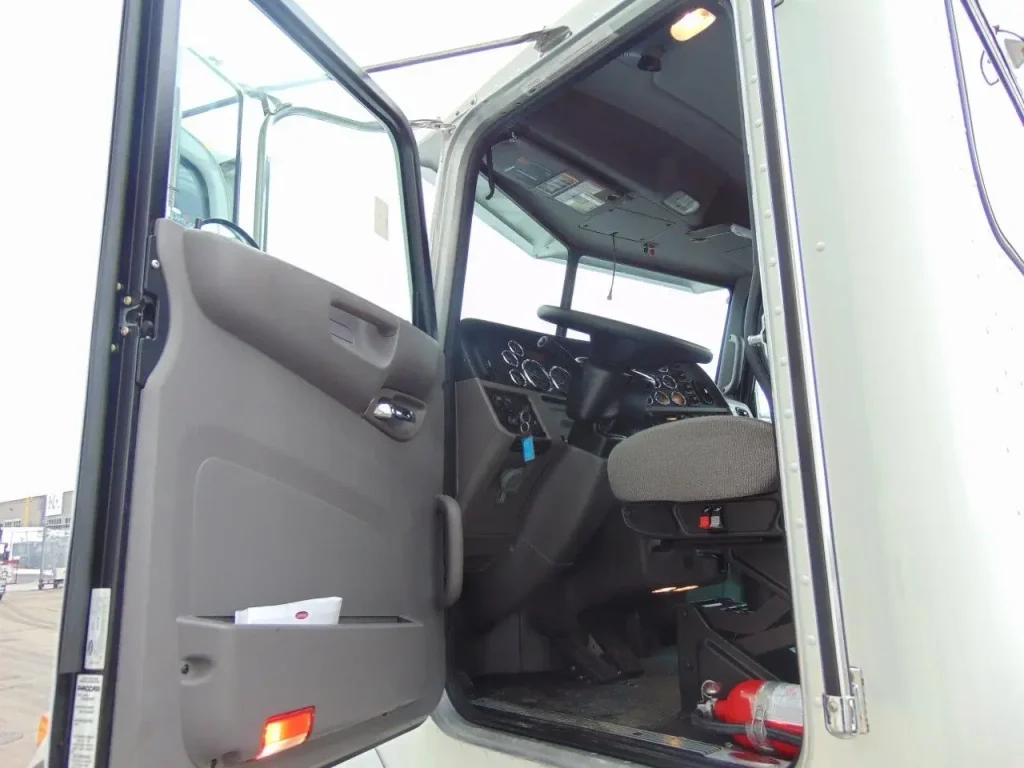 NEW – PETERBILT 365 CHASSIS – CUMMINS 450 HP main 4