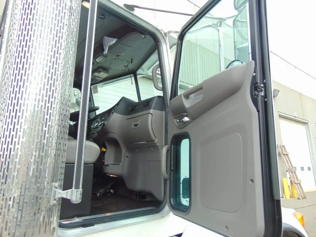 NEW – PETERBILT 365 CHASSIS – CUMMINS 450 HP main 7