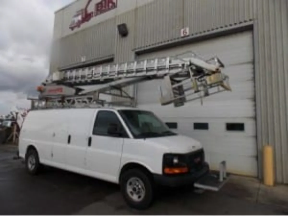 2010 GMC W VAN LADDER 01