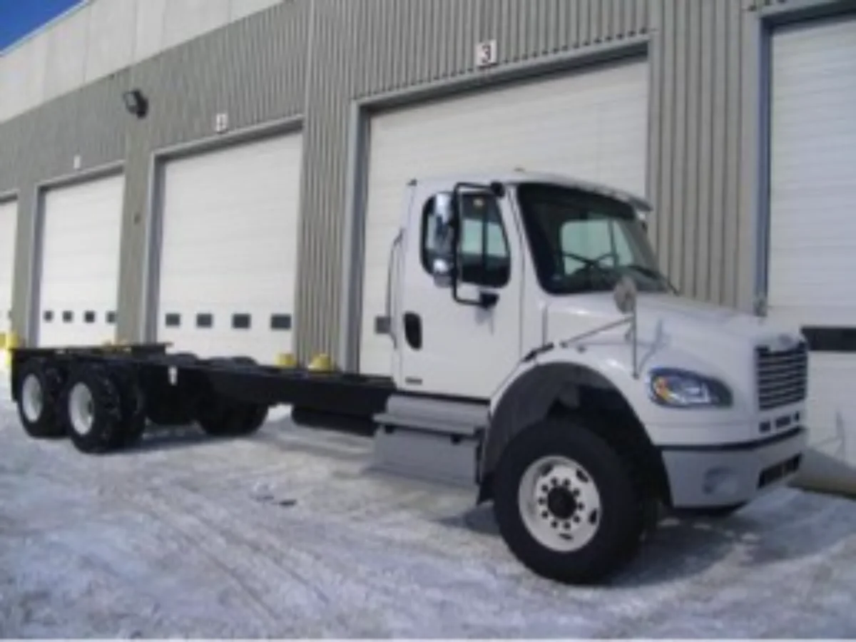 2017 FREIGHTLINER M2 106 STD 02