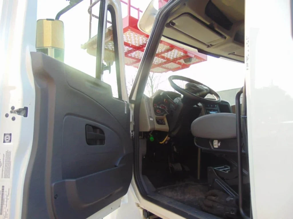 ELLIOTT L60 ON 2019 INTL 04